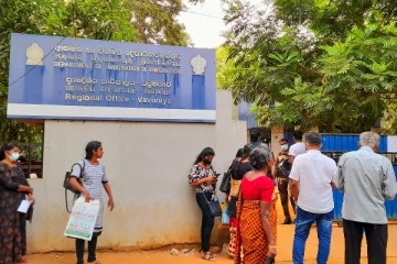 வவுனியா கடவுச்சீட்டு அலுவலகத்தில் கால்கடுக்க நீண்டவரிசையில்  காத்திருக்கும் மக்கள்!