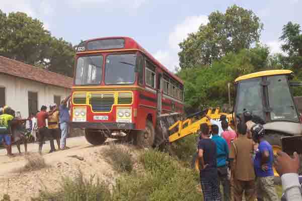 யாழில் வயலுக்குள் பாய்ந்த பேருந்து; அதிஷ்டவசமாக தப்பிய ஊழியர்கள் | The Bus Ran Into The Field In Yali