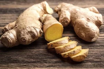 இஞ்சியை தோல் நீக்க ரொம்ப சிரமப்படுறீங்களா? ஒரே ஒரு ஸ்பூன் செய்யும் அற்புதம் இதோ