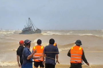 நடுகடலில் கவிழ்ந்த படகு ; 26 பேர் பலி