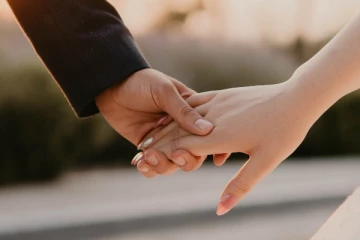 தன்னைவிட 13 வயது குறைந்தவருடன் மாயமான கோடீஸ்வரரின் மனைவி