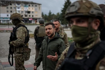 மீட்கப்பட்ட பகுதியை பார்வையிட்ட அதிபர் ஜெலன்ஸ்கி!