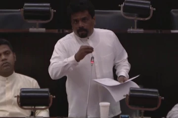 தற்போதைய பிரச்சினையை அரசியலமைப்புக்கு அப்பால் சென்று தீர்க்குமாறு அனுரகுமார யோசனை!