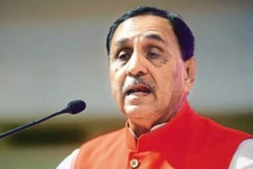 மேடையில் திடீரென மயங்கி விழுந்த முதல்வரால் பரபரப்பு