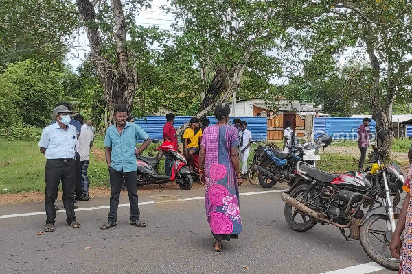 பாடசாலை மாணவர்களை ஏற்றாது செல்லும் பேருந்துகள் - ஆத்திரமடைந்து வீதியை மறித்த பெற்றோர்! | Sri Lanka Mullaitivu School Student Protest