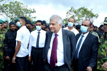 திடீரென வீதிக்கு இறங்கி  மக்களை ஆச்சர்யப்படுத்திய இலங்கையின் புதிய ஜனாதிபதி!