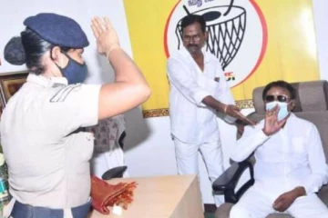 பெண் காவலருக்கு சல்யூட் அடித்த விஜயகாந்த்! நெகிழ வைத்த புகைப்படம்