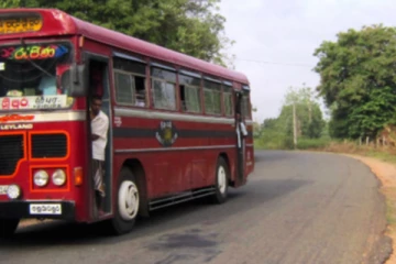 1000 அடி பள்ளத்தில் பாயவிருந்த பஸ்; சாரதியின் சாதுரியத்தால் தப்பிய பயணிகளின் உயிர்கள் !