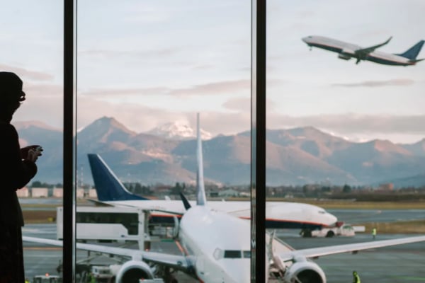 இலங்கைக்கு சென்று கொண்டிருந்த விமானத்தில் குடும்பத்துடன் சென்ற சிறுமிக்கு நேர்ந்த துன்பம் | Chines Passanger Arrested In Sri Lanka