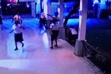 நபர் ஒருவர் கொடூரமான முறையில் கொலை; சிசிடிவியில் பதிவான காட்சிகள்