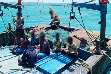 முல்லைத்தீவு கடலில் 9 தமிழக மீனவர்கள் கடற்படையினரால் கைது (PHOTOS)