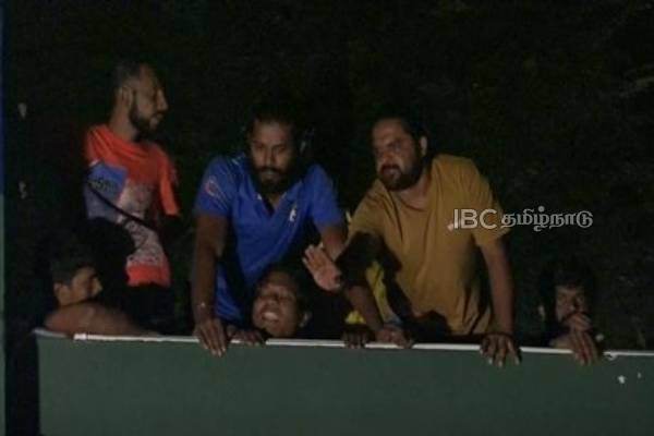 சிறப்பு முகாமில் 13 இலங்கைத் தமிழர்கள் மரத்திலும், மதில் சுவற்றிலும் ஏறி போராட்டம் | 13 Sri Lankan Tamils Protest Trichy Special Camp சிறப்பு முகாமில் 13 இலங்கைத் தமிழர்கள் மரத்திலும், மதில் சுவற்றிலும் ஏறி போராட்டம் | 13 Sri Lankan Tamils Protest Trichy Special Camp