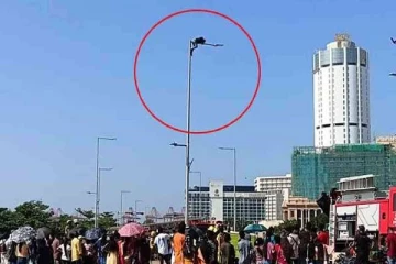 காலிமுகத்திடலில் பதற்ற நிலை ; மின்கம்பத்தில் ஏறி ஒருவன் போராட்டம்