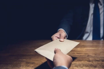 500 ரூபாய் வாங்கிய நீதிமன்ற அலுவலக ஊழியர் அதிரடி கைது