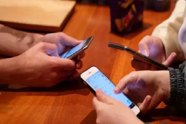 இலங்கையில் மாயமான ஆயிரக்கணக்கான கையடக்கத் தொலைபேசிகள் ; பொதுமக்களுக்கு கடும் எச்சரிக்கை | Thousands Of Mobile Phones Missing In Sri Lanka