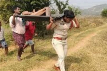 அழுகிப் போன சடலம்.. அருகில் கூட செல்லாத மக்கள்: சுமந்து சென்ற பெண் போலீஸ்