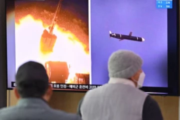 அணு ஆயுத கப்பல் ஏவுகணை ஏவிய வடகொரியா: கொரிய கடல் பகுதியில் நீடிக்கும் பதற்றம்