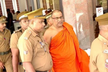 අධිකරණය මගෑරලා පැනලා ගියා නෙවෙයි ස්වාමීනි ඥානසාර හිමියන් හිටපු තැනට සිග්නල් තිබ්බේ නෑ.. අද රටම උණුසුම් කළ නඩුවේදී නීතිඥයා කට අරී