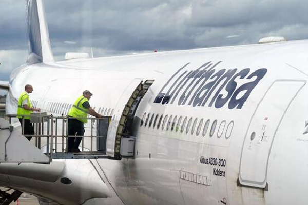 நடுவானில் அரங்கேறிய தாக்குதல் சம்பவம்; திகிலில் உறைந்த பயணிகள் ; திசை திருப்பட்ட விமானம்! | Lufthansa Flight Indian Man Stabs 2 Teens Fork நடுவானில் அரங்கேறிய தாக்குதல் சம்பவம்; திகிலில் உறைந்த பயணிகள் ; திசை திருப்பட்ட விமானம்! | Lufthansa Flight Indian Man Stabs 2 Teens Fork