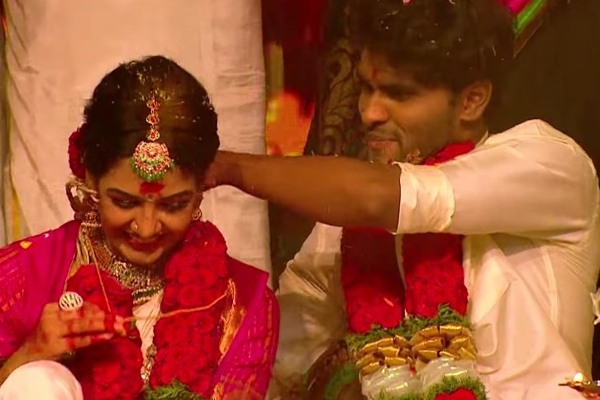 பாவனியை கல்யாணம் பண்ண ரிஸ்க் எடுத்த அமீர்.. தொலைக்காட்சி வேண்டாம் சொல்லியும் இப்படியா.. | Pavni Amir Issues Last Episodes Injury