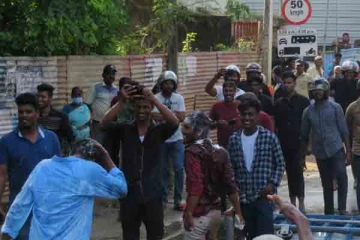 ரணிலுக்கு எதிரான ஆர்ப்பாட்டத்தில் இளைஞர் செய்த காரியம்; வைரலாகும் புகைப்படம்