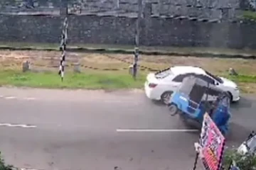 நடுவீதியில் கவிழ்ந்த முச்சக்கரவண்டி ; பரிதாபமாக பிரிந்த உயிர்