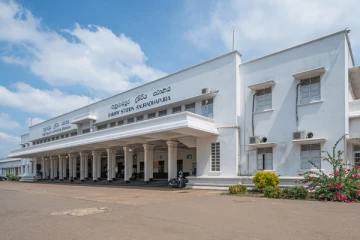 ரயில் நிலையத்திற்கு அருகில் வைத்து கடற்படை வீரர் ஒருவரின் பொருட்கள் கொள்ளை