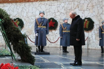 ரஷ்ய தளபதியின் நினைவிடத்தில் அதிபர் புடின் அஞ்சலி!