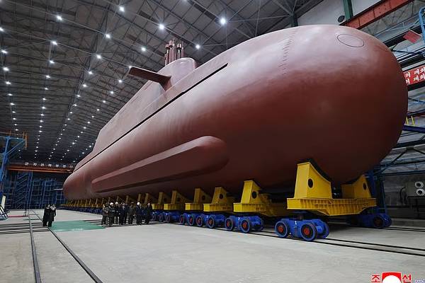 புதிய அணு ஆயுத நீர்மூழ்கியை மகளுடன் பார்வையிடச் சென்ற கிம் ஜோங் உன் | Kim Takes His Daughter To See