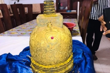 මැණික් ගල් සහිත චෛත්‍යක් සමඟ සැකකරුවන් දෙදෙනෙක් අල්ලයි.