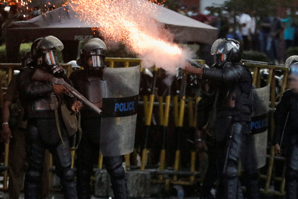 ஆர்ப்பாட்டத்தில் ஈடுபட்டவர்கள் மீது கண்ணீர் புகை பிரயோகம் | Tear Gas Was Fired At The Protestors