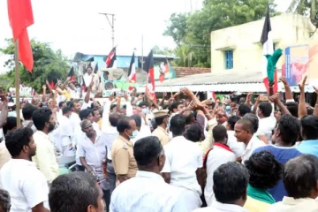 ’’ முடிந்தால் ஆம்பளையா இருந்தா ஒத்தைக்கு ஒத்தை வாங்கடா’’ - மாறி மாறி திட்டிக்கொண்ட அதிமுக, அமமுகவினர்:  களவரமான பிரச்சாரக் கூட்டம்