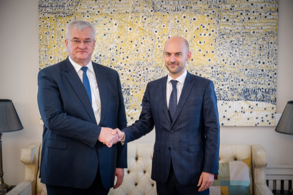 பிரான்ஸ் வந்தடைந்தார் உக்ரைன் ஜனாதிபதி ஜெலன்ஸ்கி | Zelenskyy Meet Macron At France