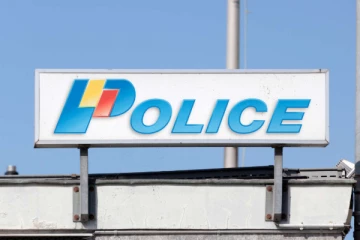 விதிகளை மீறியதற்காக தண்டனை விதிக்கப்பட்ட பெண் பொலிசாருக்கு மன்னிப்பு