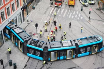 நோர்வேயில் தடம் புரண்டு கடைக்குள் புகுந்த டிராம்