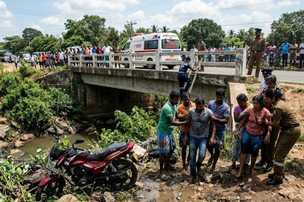மோட்டார் சைக்கிள் பாலத்திலிருந்து வீழ்ந்து தம்பதி படுகாயம் | Couple Njured After Motorcycle Falls Off Bridge