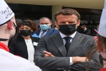 பிரான்ஸ் அதிபரை கன்னத்தில் அறைந்த நபர்