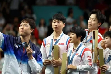 செல்ஃபிக்கு சிரித்தது ஒரு குற்றமா? ஒலிம்பிக் பதக்கத்துடன் சென்ற வீரர்களுக்கு வந்த வினை!