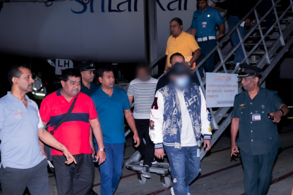 இலங்கைக்கு அழைத்து வரப்பட்ட டுபாயில் கைதான பாதாள உலக கும்பலைச் சேர்ந்த மூவர் | Sooty Malli An Underworld Gang Arrested In Dubai