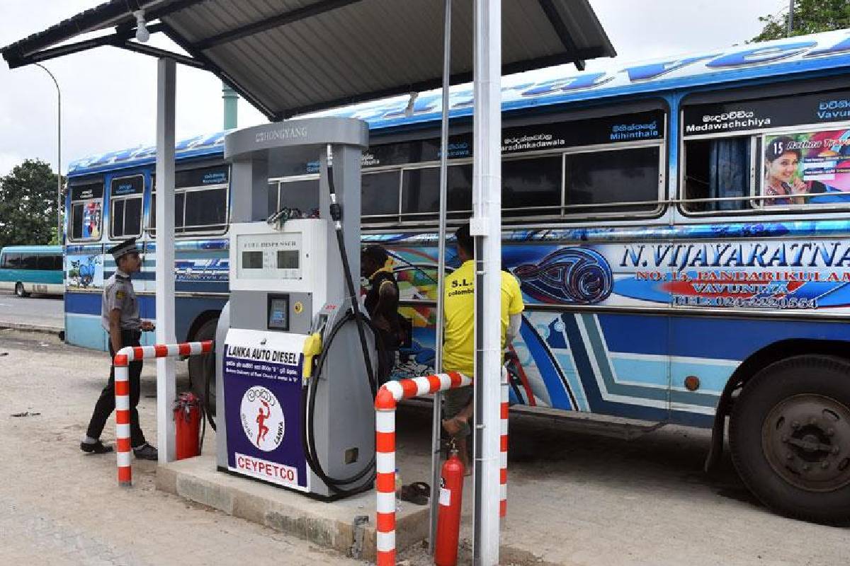 சேவையிலிருந்து விலகிய 90 சதவீத தனியார் பேருந்துகள் ; எரிபொருள் விலை அதிகரிப்பின் எதிரொலி | 90 Private Buses Withdraw From Service