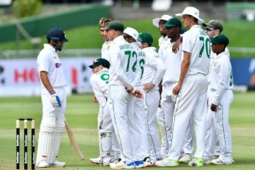 ஒற்றை ஆளாய் எதிர்த்து நின்ற விராட் கோலி - இணையத்தில் தெறிக்கவிடும் ரசிகர்கள்