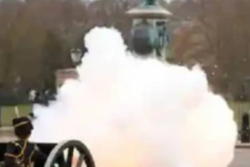 மறைந்த இளவரசர் பிலிப்புக்கு குண்டுகள் முழங்கி மரியாதை