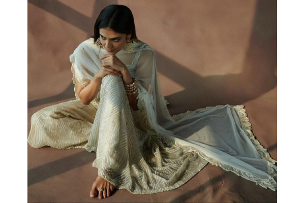 நடிகை மாளவிகா மோகனுக்கு திருமணம் முடிந்துவிட்டதா?- புகைப்படம் பார்த்து ஷாக்கான ரசிகர்கள் | Is Malavika Mohanan Married