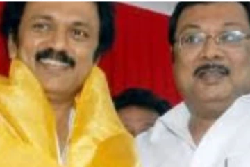 முக ஸ்டாலினை உரசிப்பாக்கும் முக அழகிரியின் பிறந்தநாள் போஸ்டர்கள்