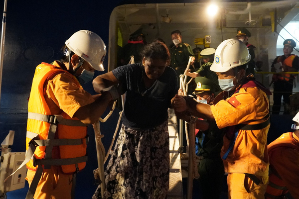 வியட்நாமிலிருந்து நாடு திரும்பிய 152 இலங்கையர்கள்! | 152 Sri Lankans Returned From Vietnam