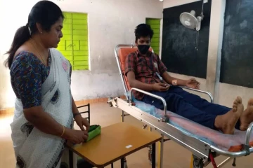 ஆம்புலன்ஸில் வந்து 10ஆம் வகுப்பு பொதுத்தேர்வு எழுதிய மாணவன்