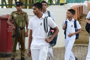 12 வயது மாணவனின் பகீர் சம்பவம்; ஒருவர் மருத்துவமனையில்