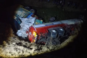 மத்திய அதிவேக வீதியில் இடம்பெற்ற கோர விபத்து ; உடல் நசுங்கி இருவர் பலி