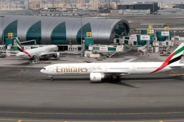 விமான நிலையத்தில் நேருக்கு நேராக வந்த 2 விமானங்கள்! இறுதியில் நடந்தது? திக் திக் நிமிடங்கள்