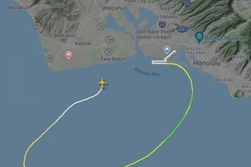 என்ஜின் கோளாறு காரணமாக கடலுக்குள் பாய்ந்த அமெரிக்கா சரக்கு விமானம்!